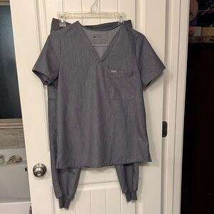 Figs Charcoal V-Neck Scrub Ensemble